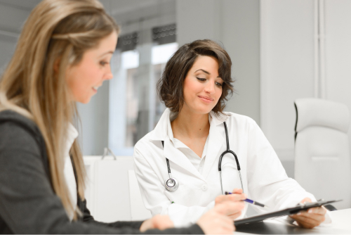 Врач консультирует пациента